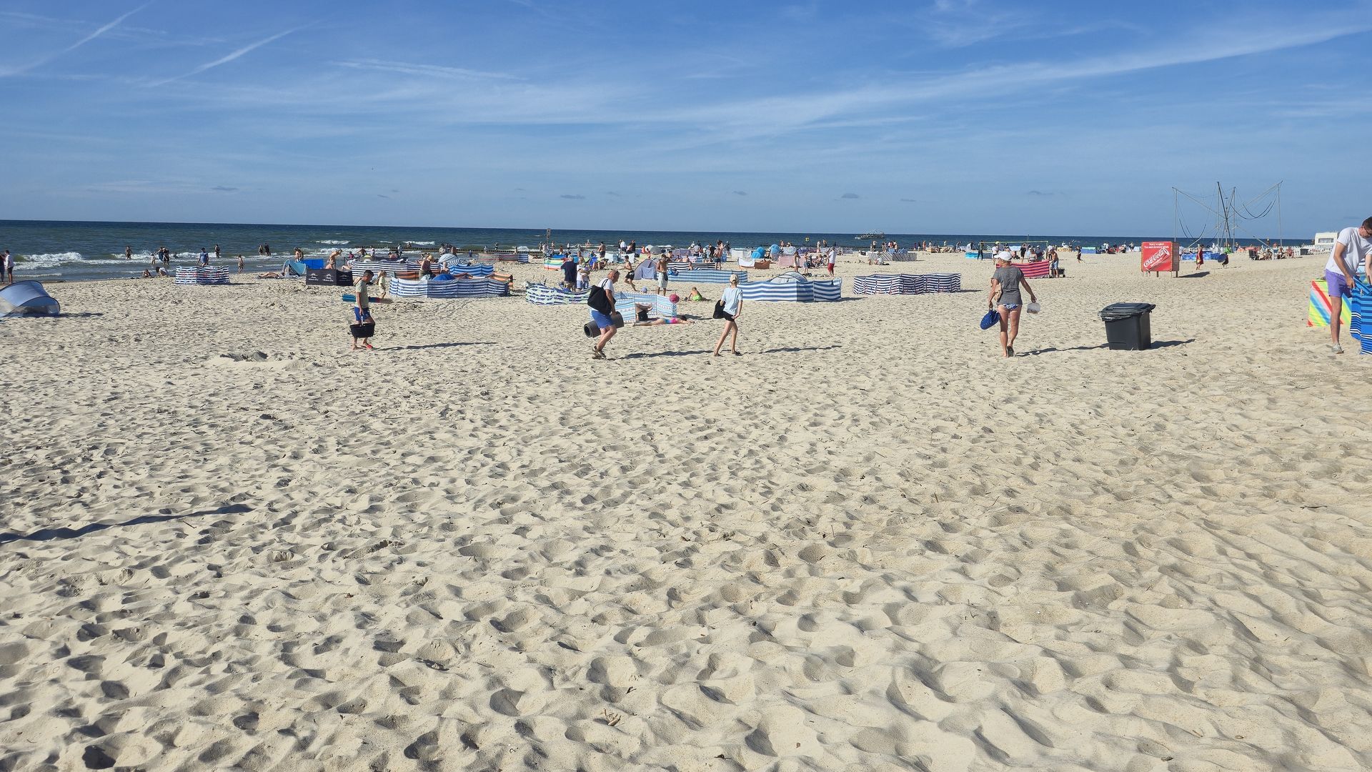 Szeroka, piaszczysta plaża w Rowach