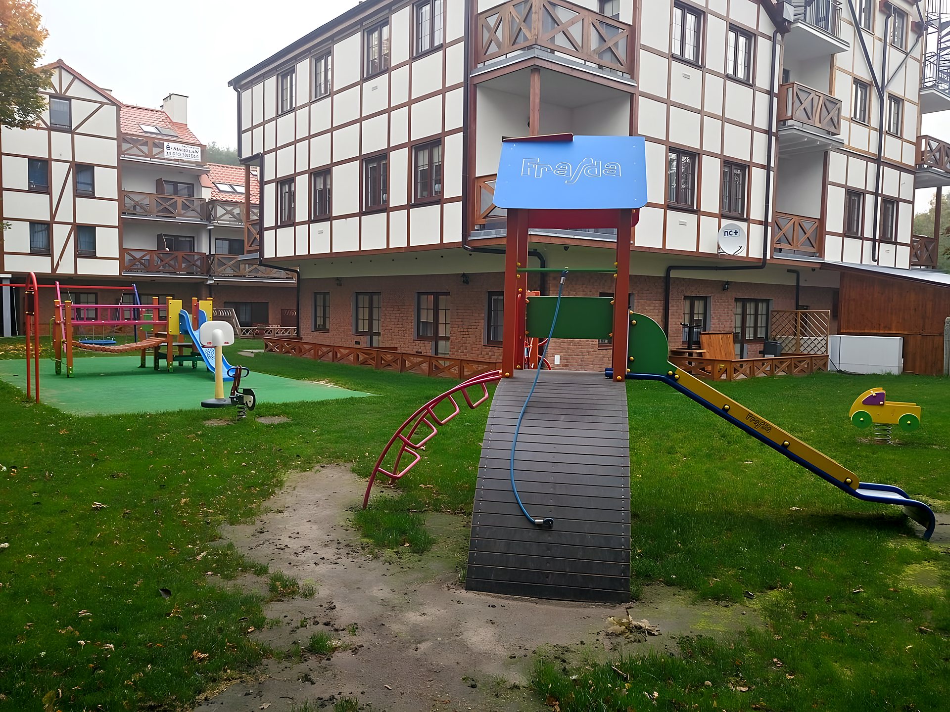 Plac zabaw na dziedzińcu Apartamentów Zefir
